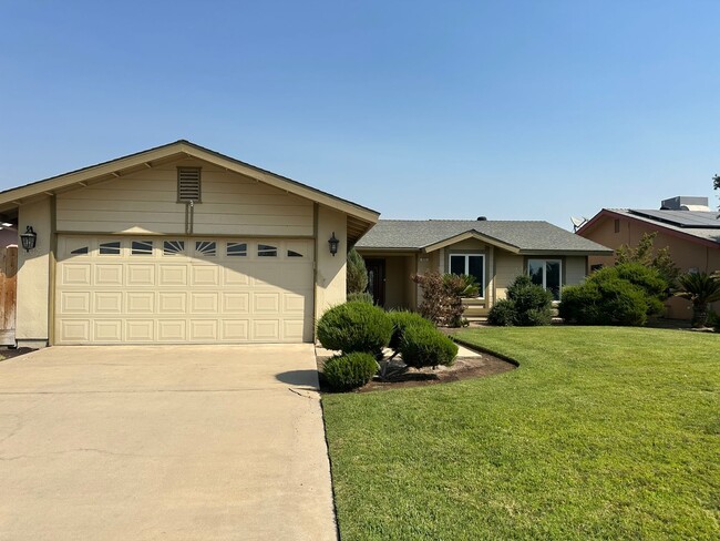 902 Lakewood Dr in Hanford, CA - Building Photo - Building Photo