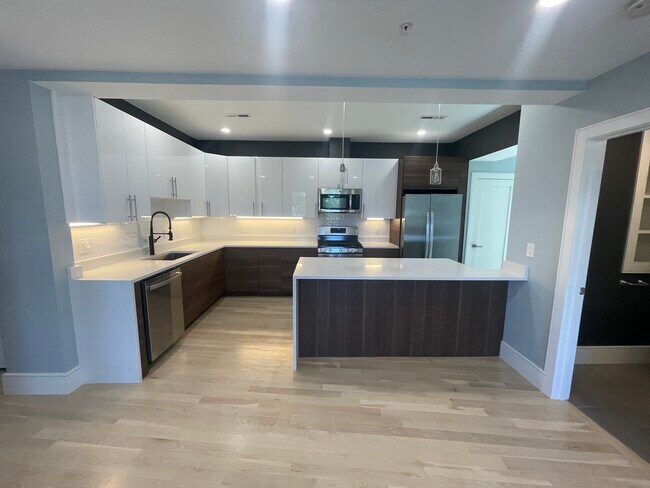 9 University Rd, Unit 3A in Brookline, MA - Foto de edificio - Building Photo
