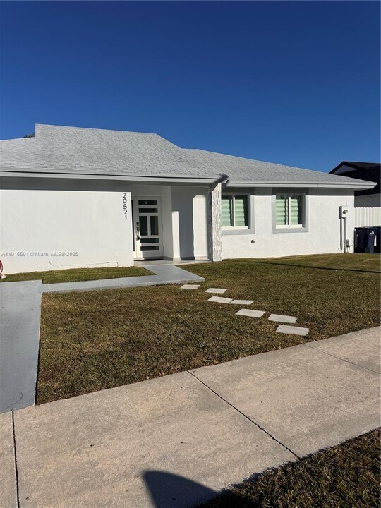 20521 SW 125th Ave in Miami, FL - Building Photo