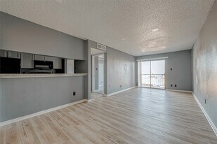 2830 S Bartell Dr, Unit 311 in Houston, TX - Building Photo