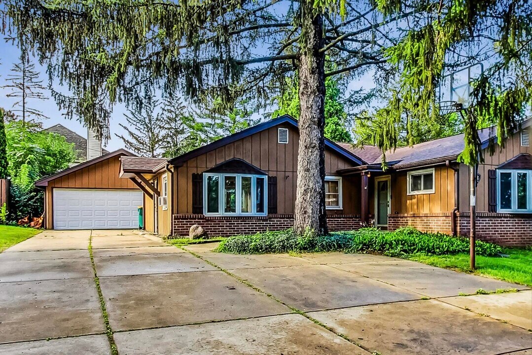 129 E 55th St in Westmont, IL - Building Photo