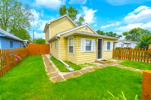 704 E Perry St in Indianapolis, IN - Building Photo