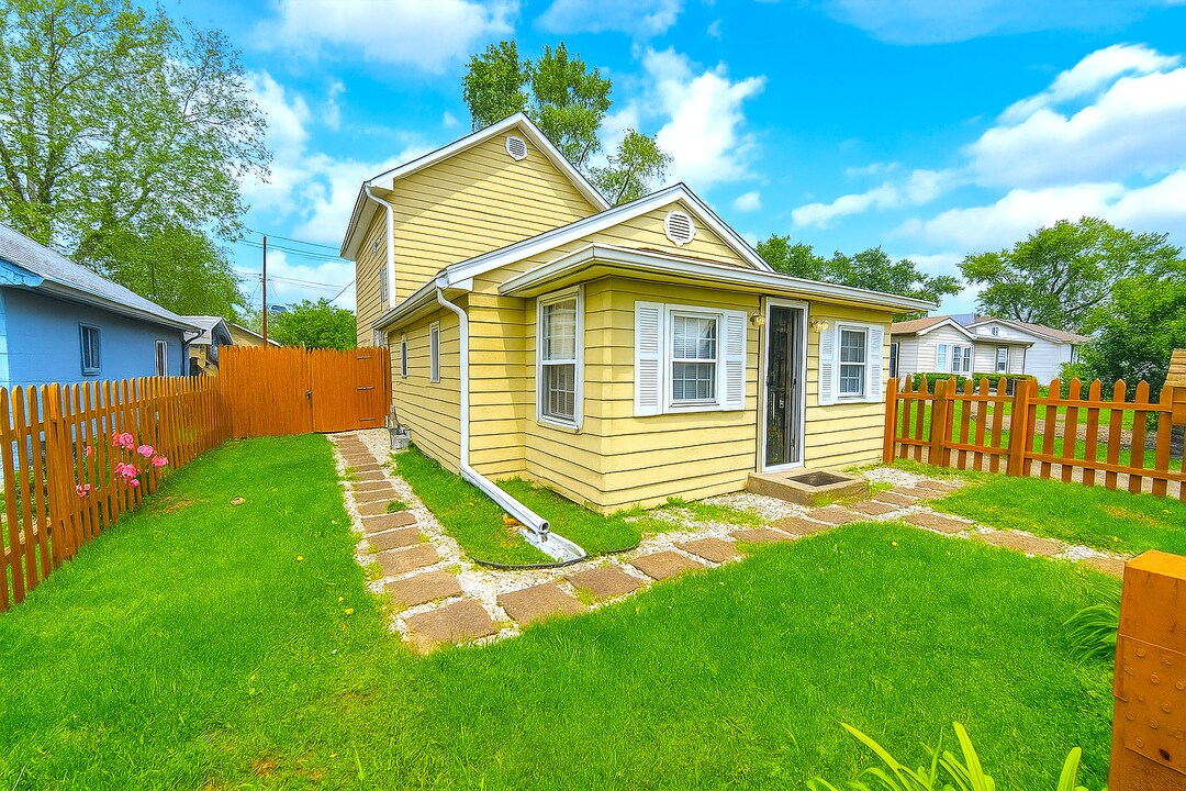 704 E Perry St in Indianapolis, IN - Building Photo