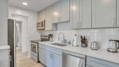 Harrison St Apartments in Redwood City, CA - Building Photo - Interior Photo