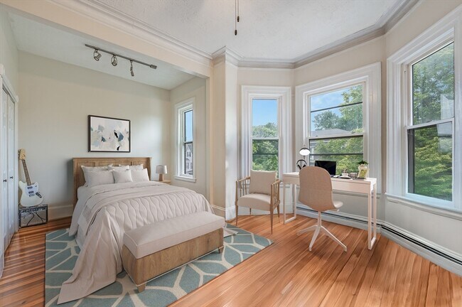 property at 805 E 4th St