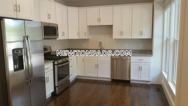 2044 Beacon St in Newton, MA - Building Photo - Building Photo