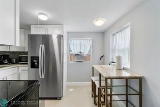 2407 NE 33rd Ave-Unit -3 in Fort Lauderdale, FL - Foto de edificio - Building Photo