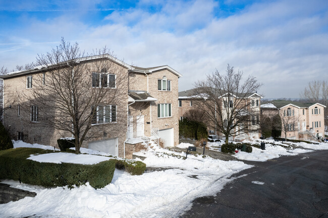 2-18 Kathleen Ct in Ridgefield, NJ - Foto de edificio - Building Photo