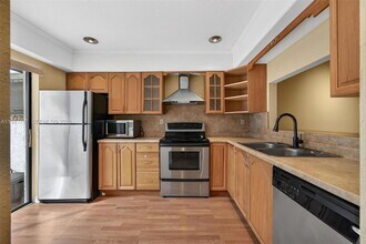 9315 Wedgewood Dr, Unit B19 in Tamarac, FL - Building Photo - Building Photo