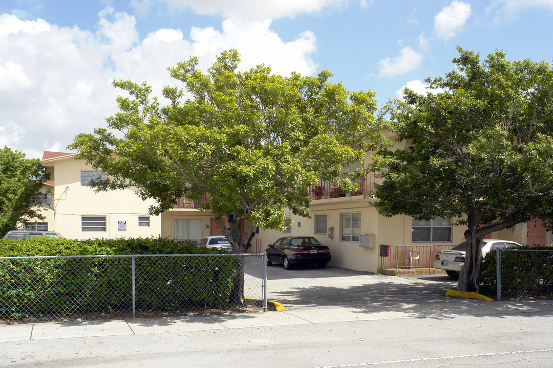 1225 W 49th Pl in Hialeah, FL - Building Photo