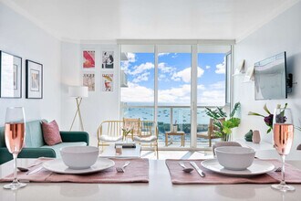 2889 McFarlane Rd in Miami, FL - Foto de edificio - Building Photo