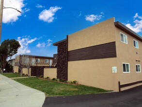 Driftwood Apartments in Fullerton, CA - Building Photo - Building Photo