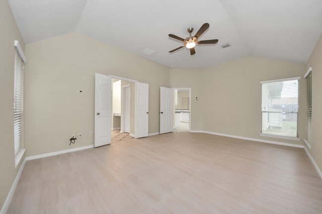 10214 White Oak Trail Ln