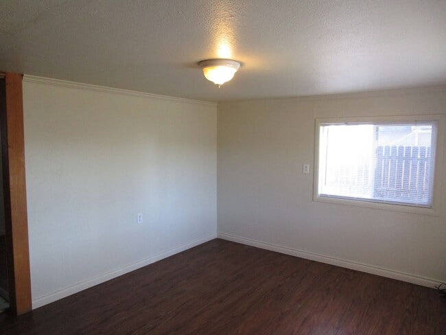 691 NW 9th St in Prineville, OR - Building Photo - Building Photo