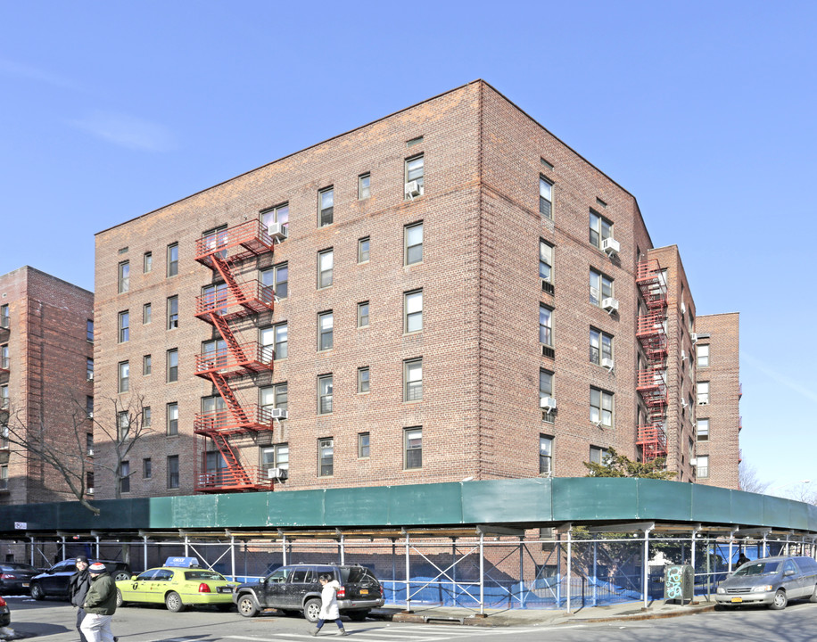 86-11 Whitney Ave in Elmhurst, NY - Building Photo