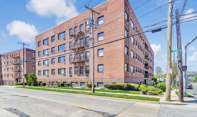 Heritage House in Mineola, NY - Foto de edificio - Building Photo
