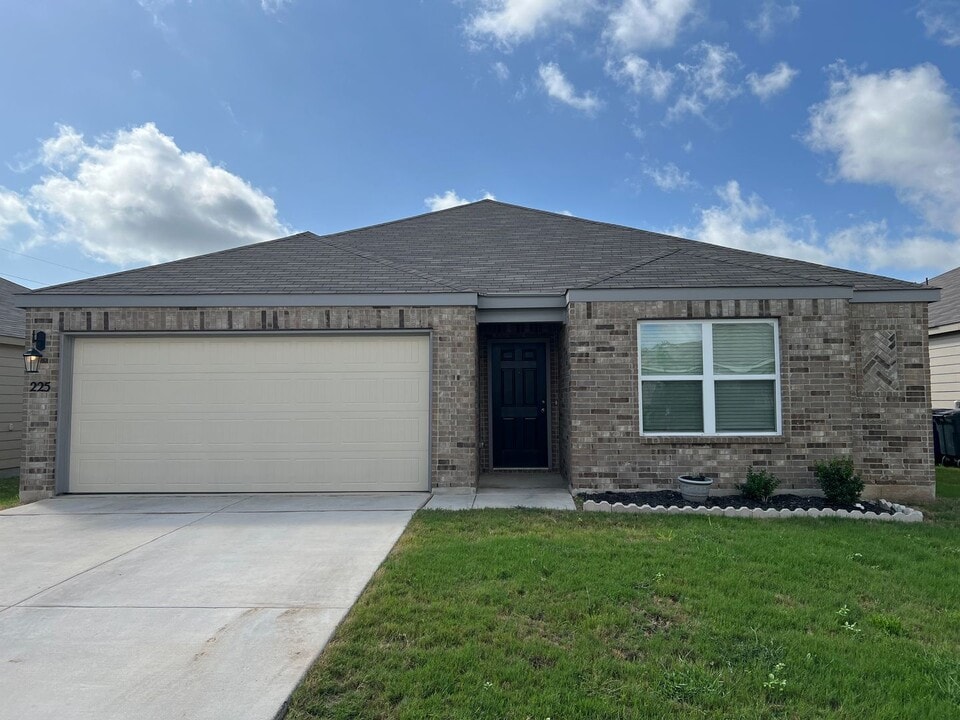 225 Mossberg Wy in New Braunfels, TX - Building Photo