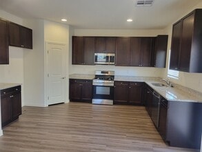 8056 Kings Guard St in Las Vegas, NV - Building Photo - Building Photo