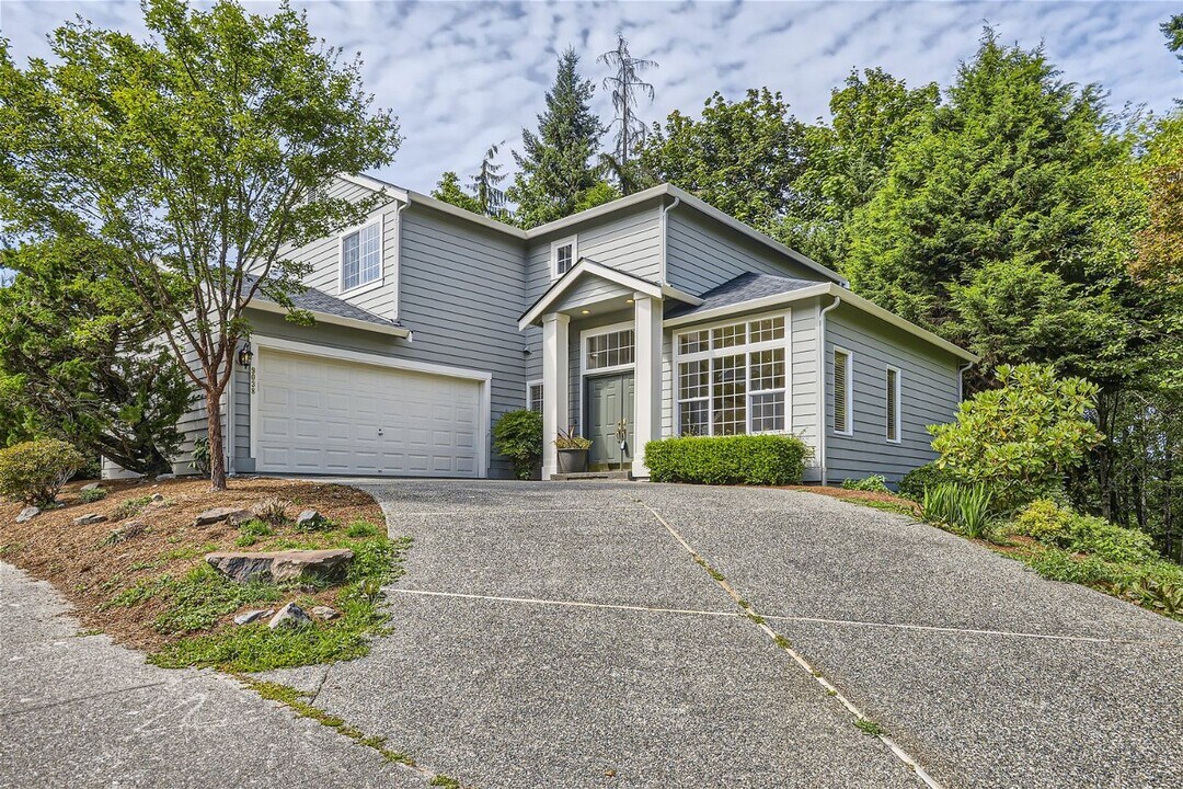 9038 NE 160th Pl in Kenmore, WA - Building Photo