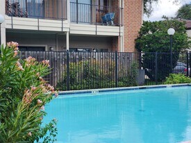 1818 Augusta Dr in Houston, TX - Building Photo