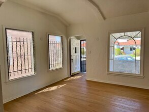 2808 W 43rd Pl, Unit 2808 in Los Angeles, CA - Foto de edificio - Building Photo