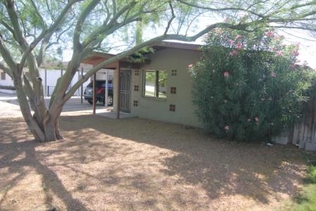 2102 S Granada Dr in Tempe, AZ - Foto de edificio