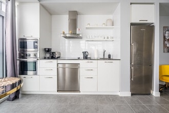 7 Grand Trunk Crescent in Toronto, ON - Building Photo - Building Photo