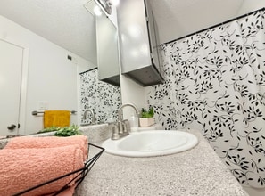 3740 Little Rd in Arlington, TX - Foto de edificio - Building Photo