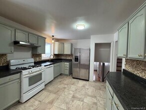 46 Midland Ave in Woodbury, NY - Building Photo - Building Photo