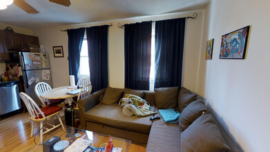 218 Holland St, Unit 3B in Somerville, MA - Foto de edificio - Building Photo