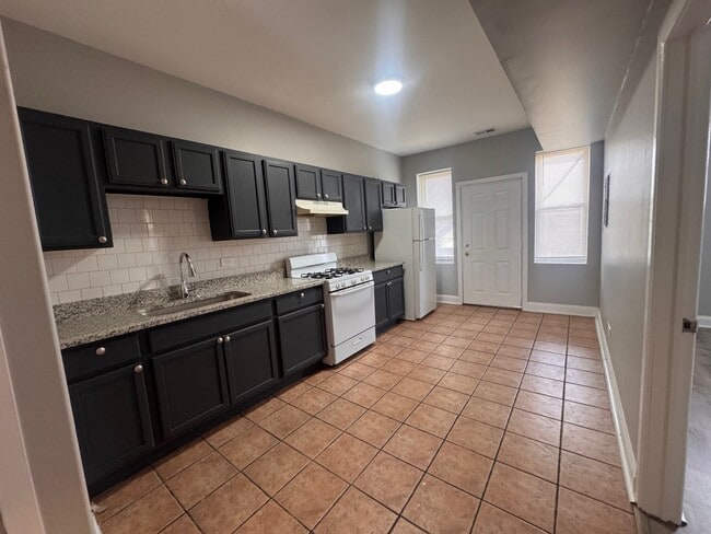 525-527 N Homan Ave., Unit 525-2s