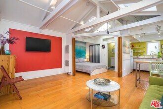 702 Angelus Pl in Los Angeles, CA - Building Photo - Building Photo