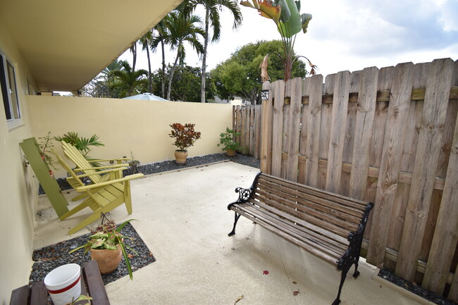 8469 SW 137th Ave, Unit 2 bedroom 2 bath Kendale in Miami, FL - Foto de edificio - Building Photo