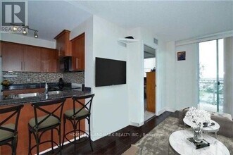 6 Rosebank Dr in Toronto, ON - Building Photo - Building Photo