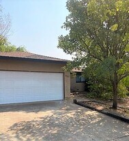 2583 Rainbow Ln in Redding, CA - Building Photo