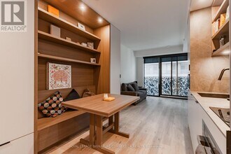 55 Charles St E in Toronto, ON - Building Photo - Building Photo