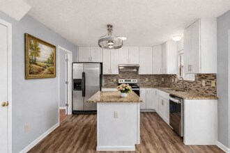 8635 Oak Creek Dr in Lewis Center, OH - Foto de edificio - Building Photo