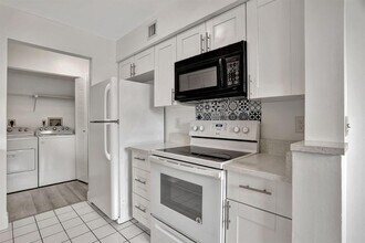 9955 Westview Dr, Unit 217 in Coral Springs, FL - Foto de edificio - Building Photo