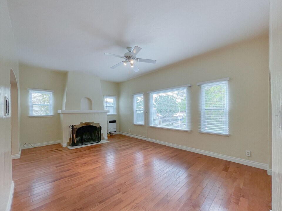 504 1/2 N Sweetzer Ave in Los Angeles, CA - Building Photo