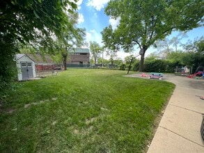 303 E Valley Ln, Unit 303 in Arlington Heights, IL - Building Photo - Building Photo