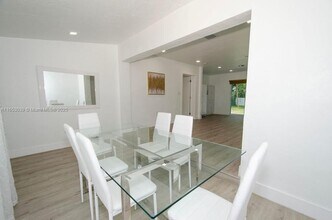 935 NE 129th St in North Miami, FL - Building Photo - Building Photo