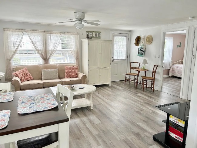 8 Churchill Dr in Falmouth, MA - Building Photo - Building Photo