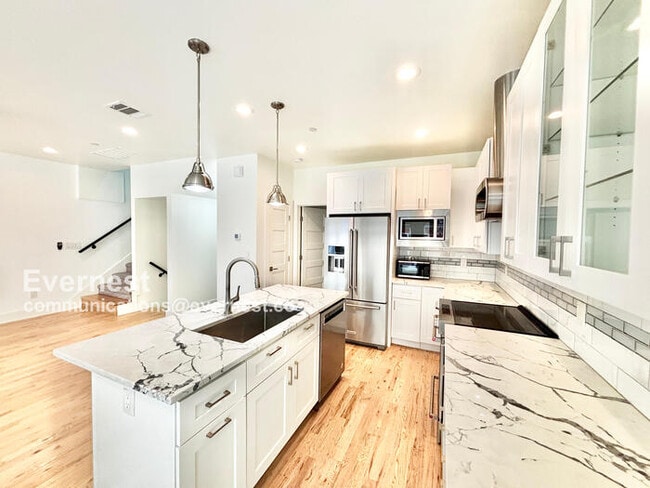 2318 Stutz Dr in Dallas, TX - Building Photo - Building Photo