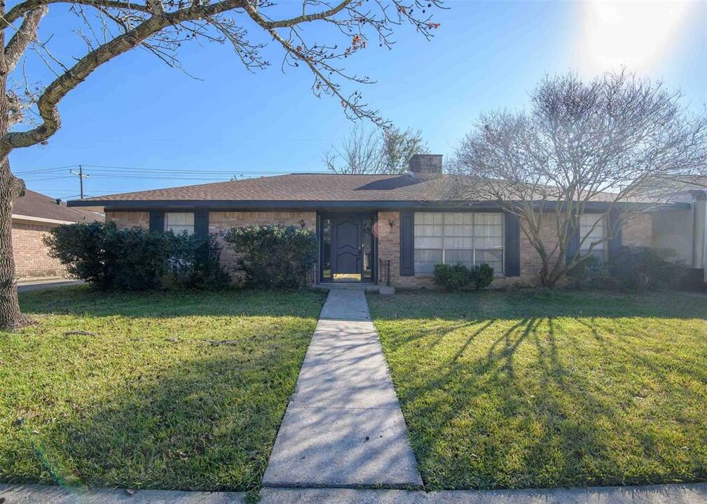 8419 Twin Hills Dr in Houston, TX - Building Photo