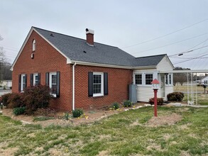 2405 S Fayetteville St in Asheboro, NC - Foto de edificio - Building Photo