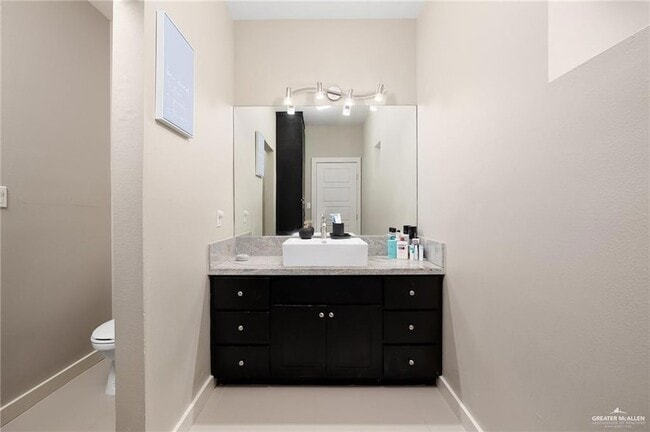 1201 E Camellia Ave, Unit 3 in McAllen, TX - Foto de edificio - Building Photo