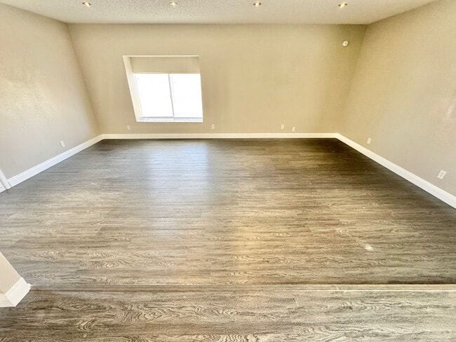 6323 Silverfield Dr in Las Vegas, NV - Building Photo - Building Photo