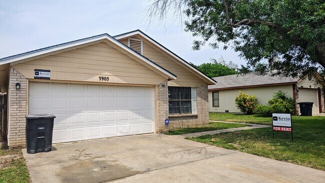 property at 3905 Pickwick Ln