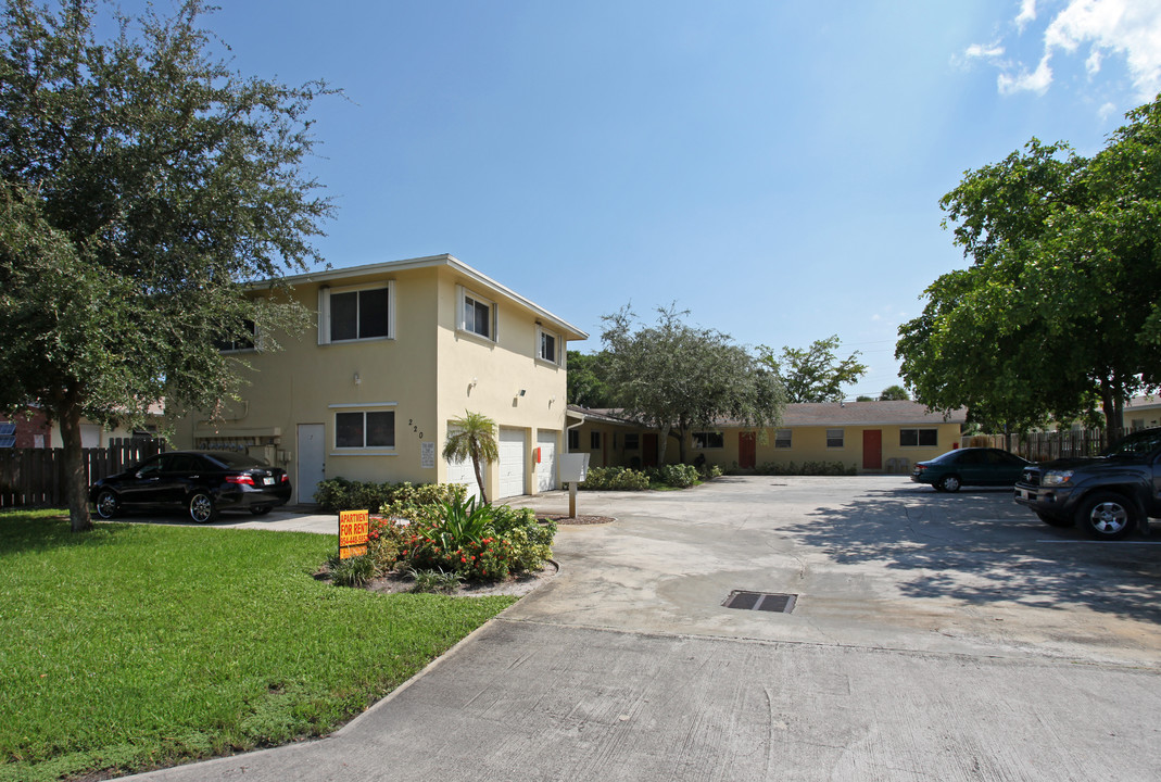 220 NW 40th Ct in Fort Lauderdale, FL - Foto de edificio