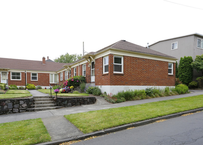 Helenas Court Apartments in Portland, OR - Foto de edificio - Building Photo